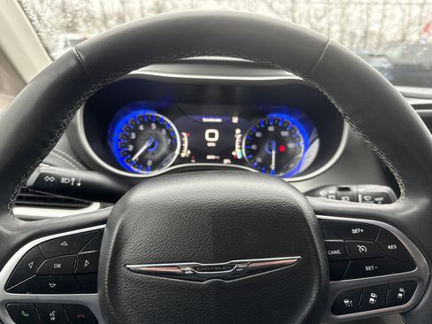 Used 2022 Chrysler Pacifica Touring-L image 22