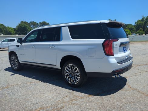 Used 2023 GMC Yukon XL Denali Ultimate AWD/4WD image 5