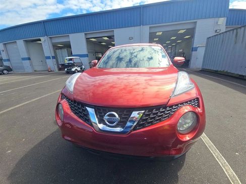 Used 2017 Nissan Juke SV image 2