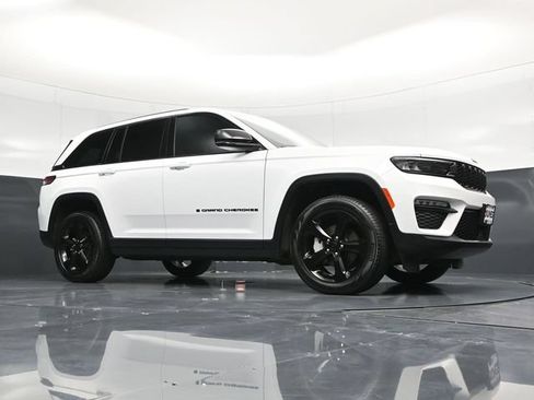 Used 2025 Jeep Grand Cherokee Limited w/ Black Appearance Package AWD/4WD image 62