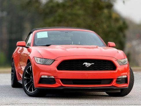 Used 2016 Ford Mustang Convertible image 4