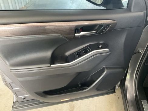 Used 2022 Toyota Highlander Limited AWD/4WD image 5