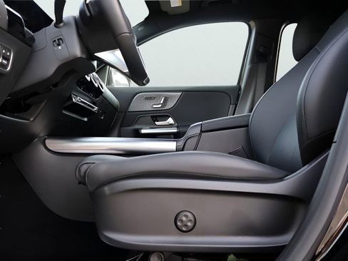 Certified 2025 Mercedes-Benz GLA 250 4MATIC image 38