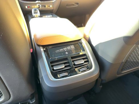 Used 2022 Volvo XC60 B5 Inscription w/ Climate Package image 16