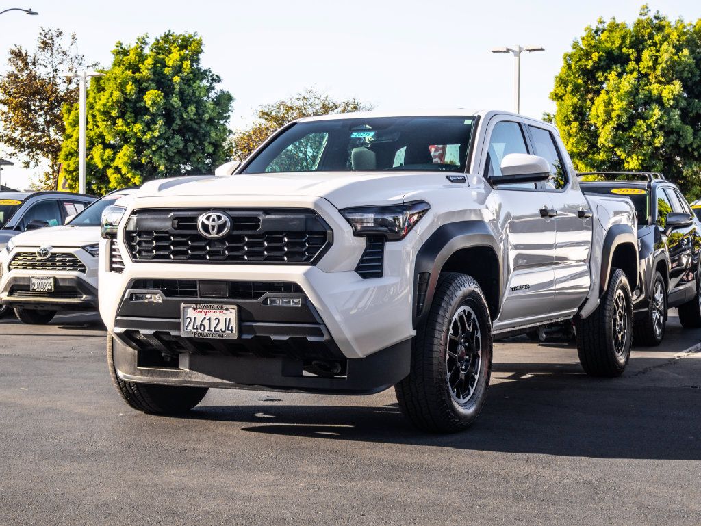 Used 2025 Toyota Tacoma TRD Off-Road AWD/4WD image 4