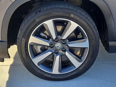 Used 2024 Honda Pilot Touring image 11