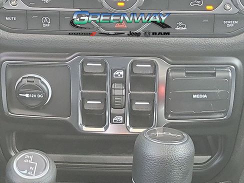 Used 2025 Jeep Gladiator Sport AWD/4WD image 16