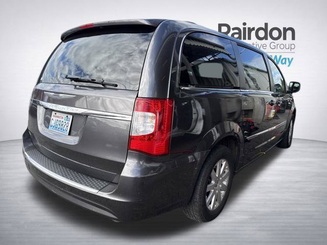 Used 2016 Chrysler Town & Country Touring FWD image 13