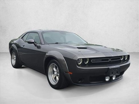 Used 2019 Dodge Challenger SXT RWD image 3
