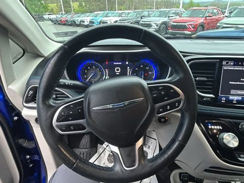 Used 2021 Chrysler Pacifica Touring-L FWD image 12
