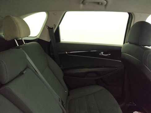 Used 2018 Kia Sorento LX image 19