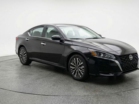 Used 2025 Nissan Altima 2.5 SV image 1