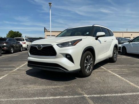 Used 2021 Toyota Highlander XLE FWD image 2