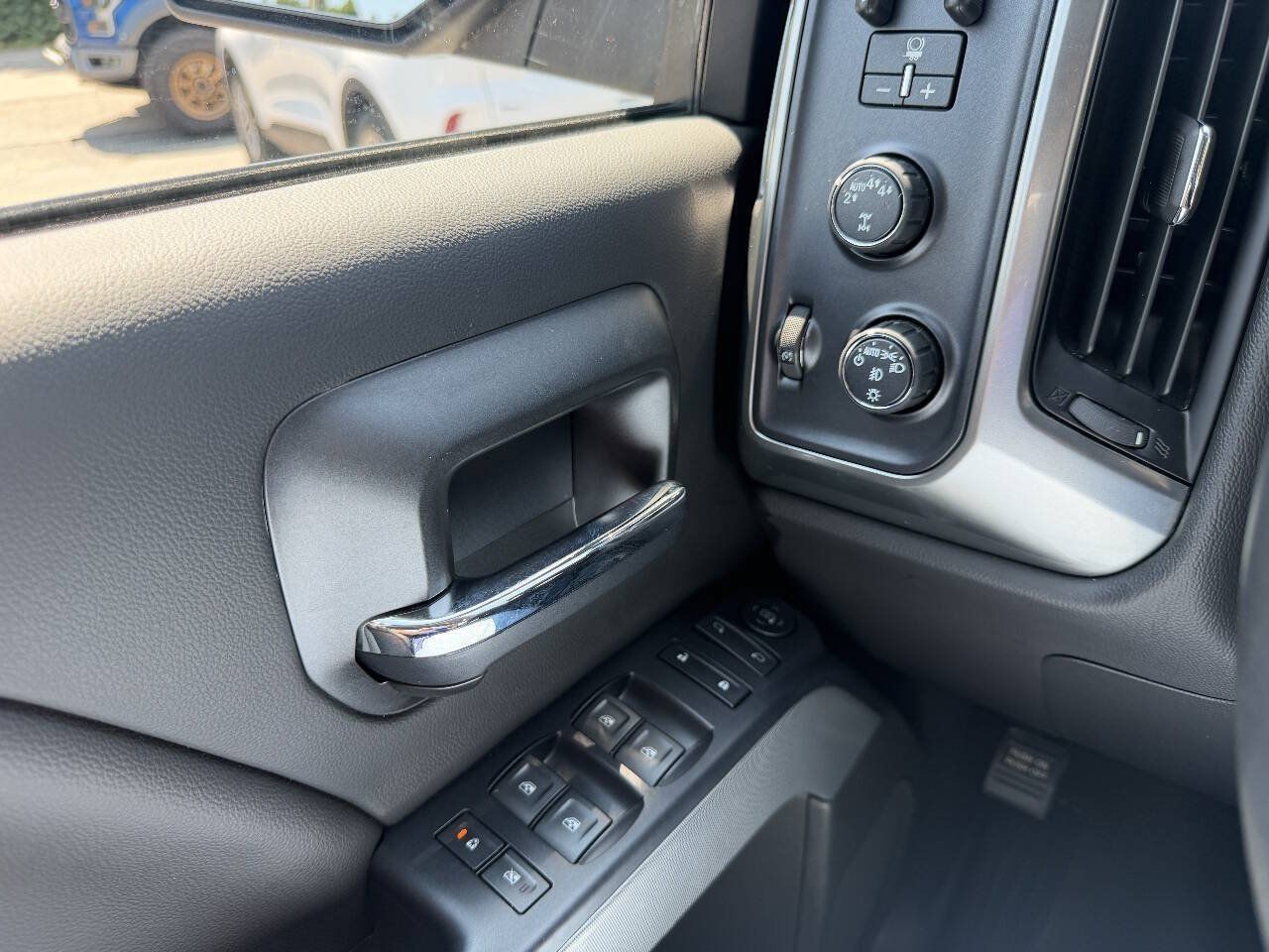 Used 2018 Chevrolet Silverado 1500 LT w/ All Star Edition AWD/4WD image 32