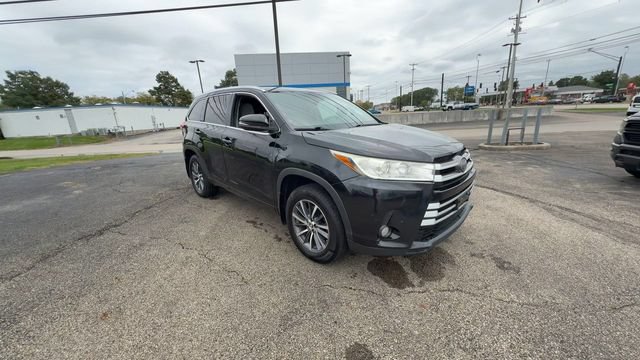 Used 2017 Toyota Highlander XLE AWD/4WD image 2