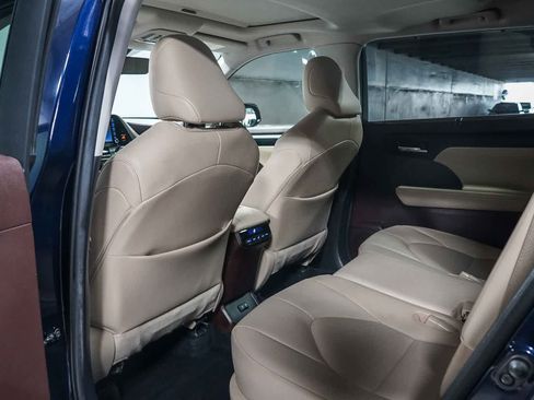 Certified 2020 Toyota Highlander XLE FWD image 20