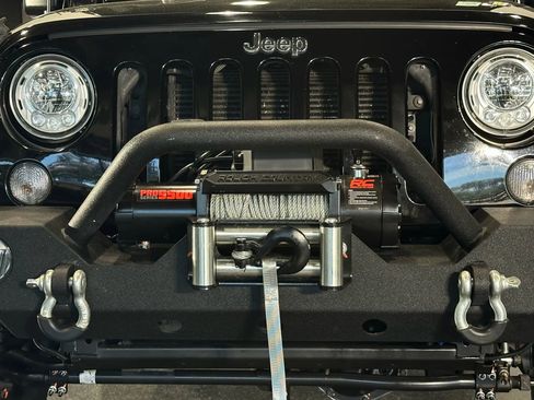 Used 2017 Jeep Wrangler Unlimited Rubicon w/ Connectivity Group image 4