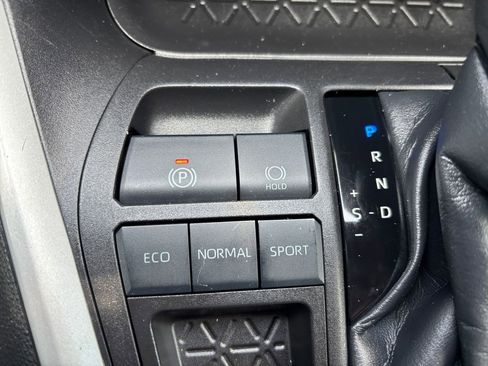 Used 2022 Toyota RAV4 LE FWD image 25