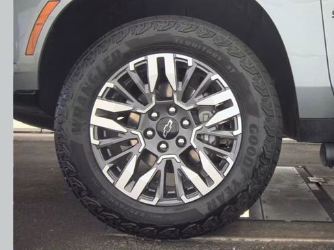 Used 2025 Chevrolet Suburban Z71 AWD/4WD image 22