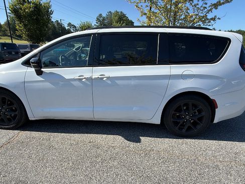 Used 2025 Chrysler Pacifica Limited FWD image 11