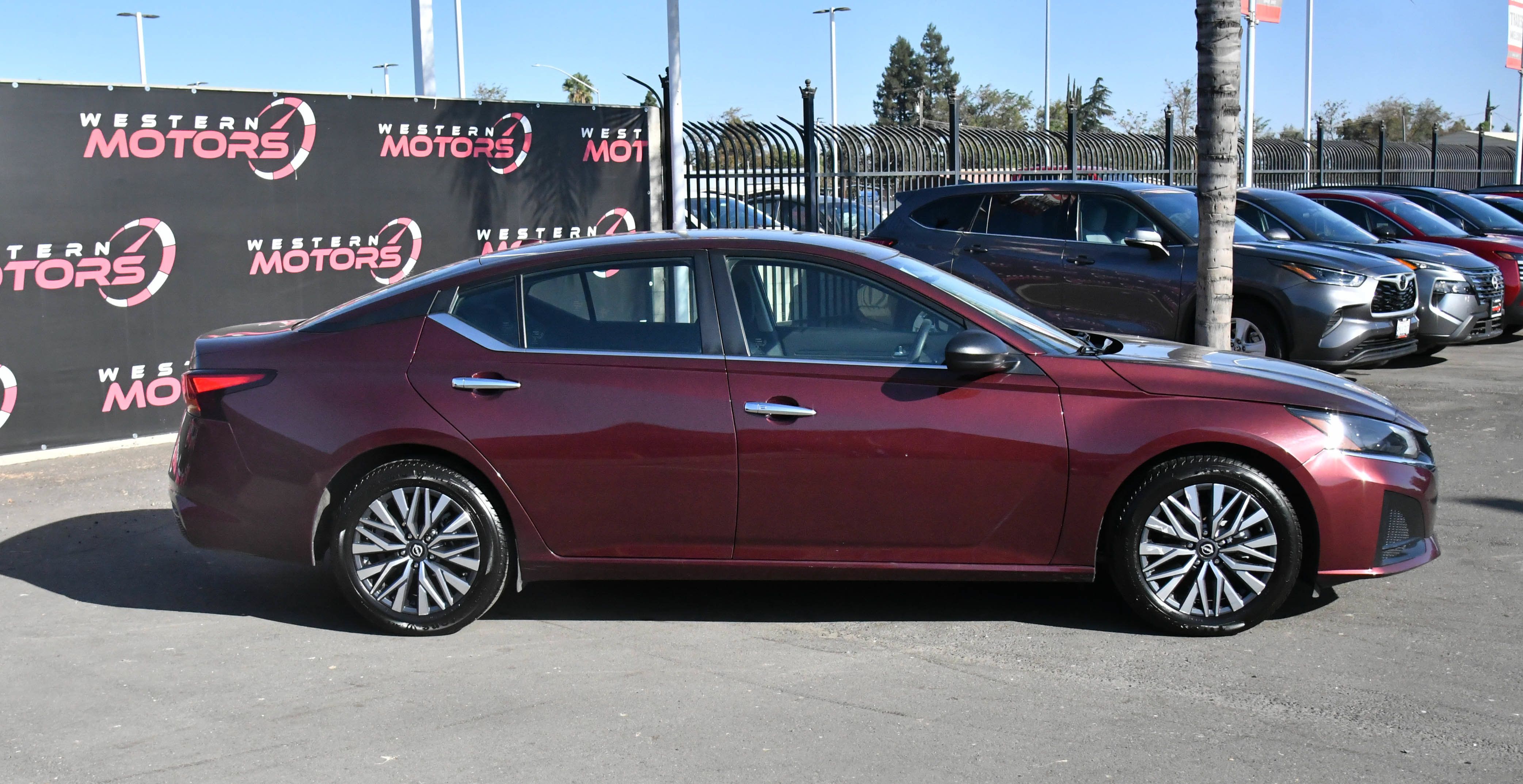 Used 2025 Nissan Altima 2.5 SV FWD image 9