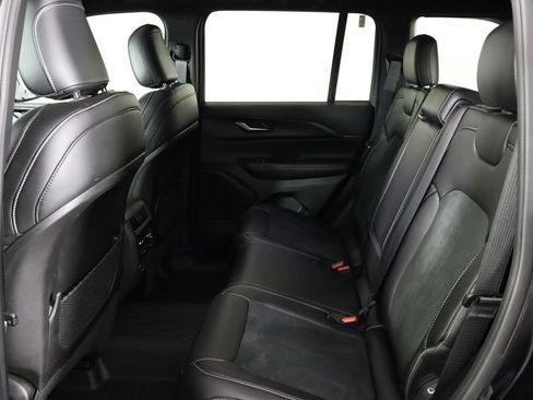 Used 2025 Jeep Grand Cherokee Altitude RWD image 16