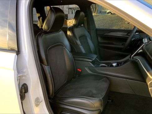 Certified 2023 Jeep Grand Cherokee Altitude image 7