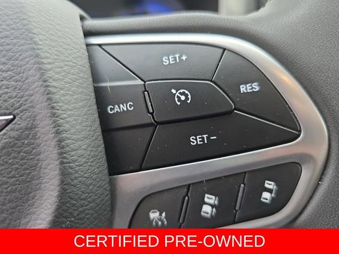 Used 2023 Chrysler Pacifica Touring-L FWD image 18