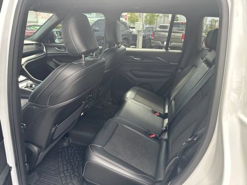 Used 2025 Jeep Grand Cherokee Altitude AWD/4WD image 13