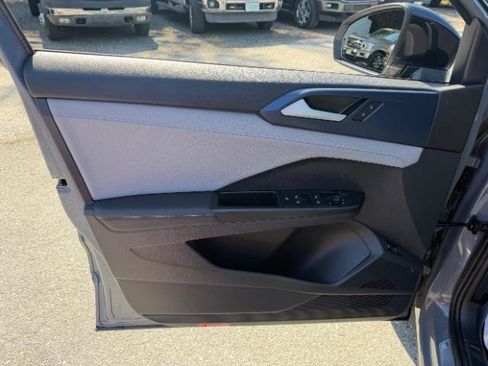 Used 2024 Volkswagen Taos SE w/ Panoramic Sunroof Package image 15