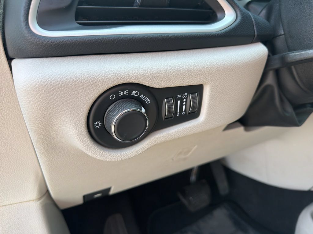 Used 2023 Chrysler Voyager LX FWD image 15