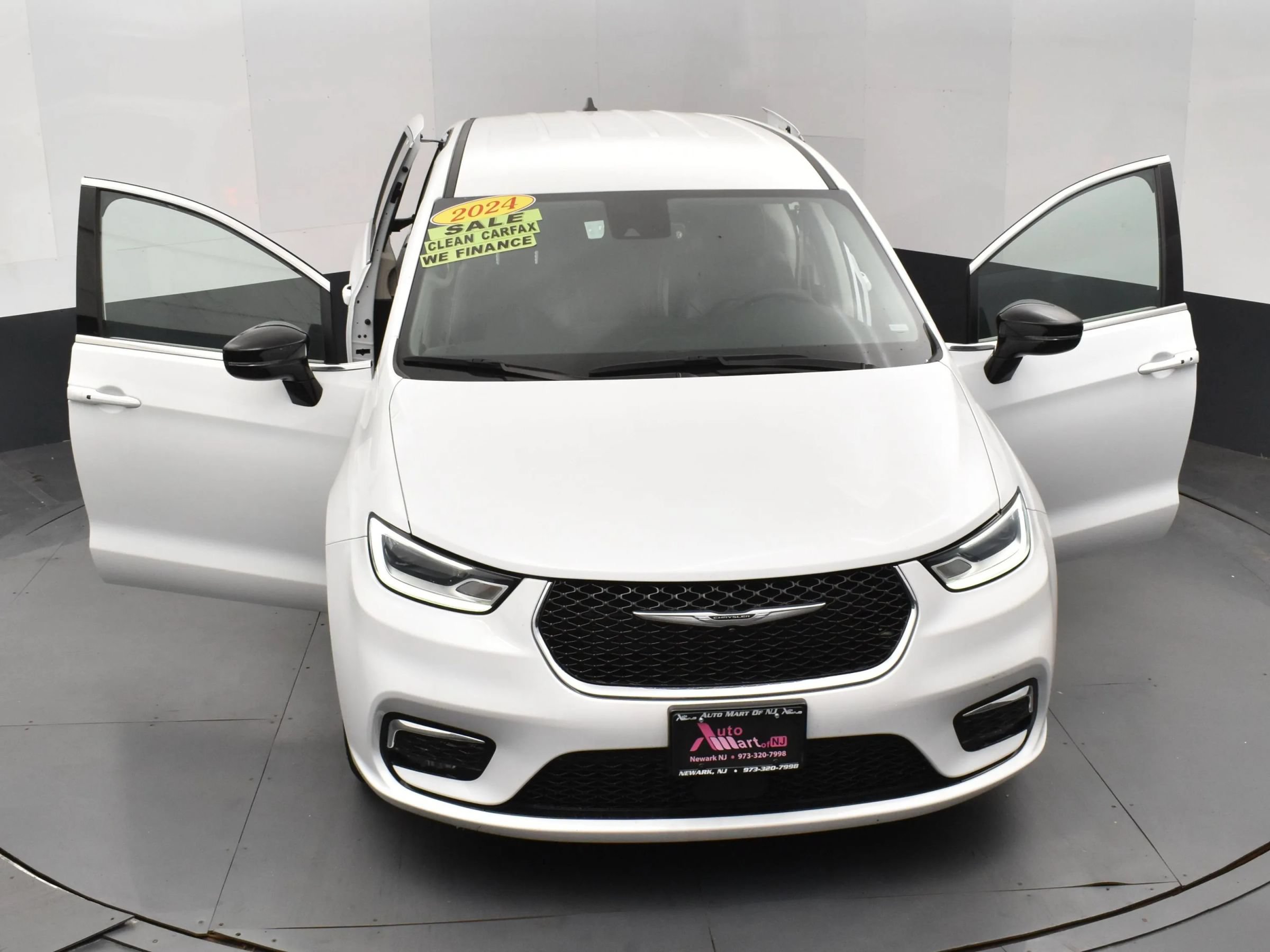 Used 2024 Chrysler Pacifica Touring-L FWD image 10