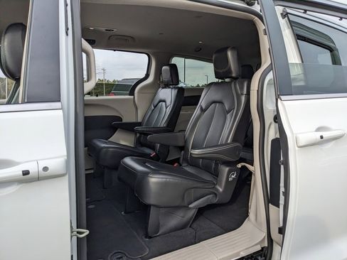 Certified 2023 Chrysler Pacifica Touring-L image 35