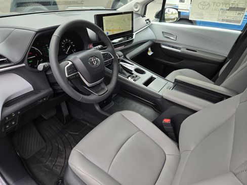 Certified 2026 Toyota Sienna XLE FWD image 8