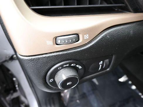 Used 2018 Jeep Cherokee Latitude w/ Altitude Package FWD image 17