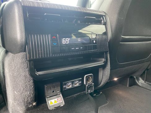Used 2024 Jeep Wagoneer L Series II w/ Flexible Seating Group AWD/4WD image 32