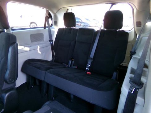 Used 2019 Dodge Grand Caravan SE w/ UConnect Hands-Free Group image 21