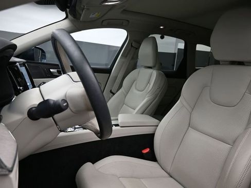 Used 2023 Volvo XC60 B5 Ultimate w/ Climate Package image 9