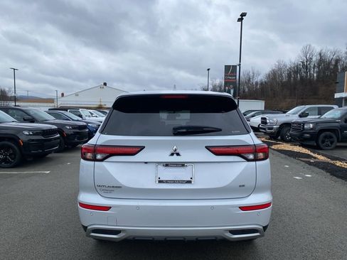 Used 2024 Mitsubishi Outlander SE image 3