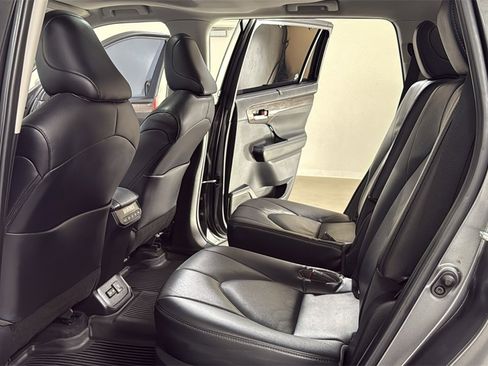 Used 2023 Toyota Highlander Limited image 15