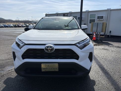 Used 2025 Toyota RAV4 XLE AWD/4WD image 2