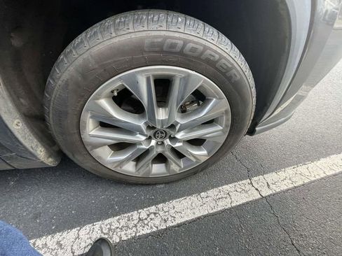 Used 2021 Toyota Highlander Limited FWD image 13