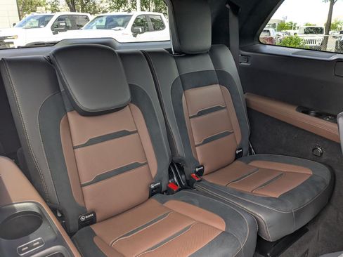 Used 2025 Mercedes-Benz GLS 63 AMG 4MATIC image 32