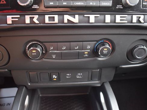 Used 2025 Nissan Frontier SV RWD image 39
