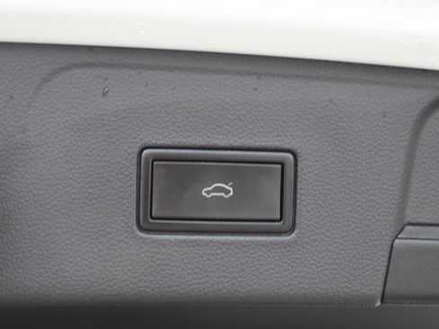 Certified 2021 Volkswagen Atlas SE image 33