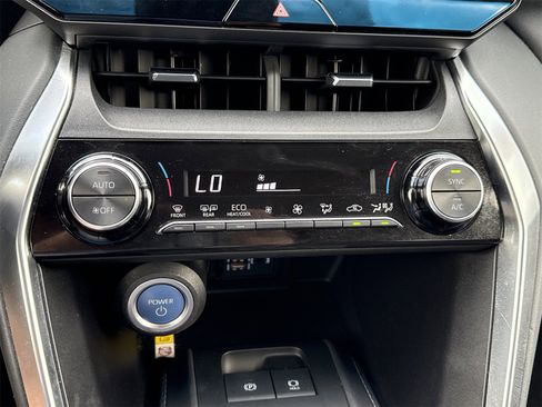 Used 2022 Toyota Venza LE image 24