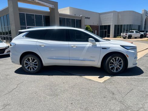 Used 2023 Buick Enclave Avenir w/ Avenir Technology Package FWD image 4