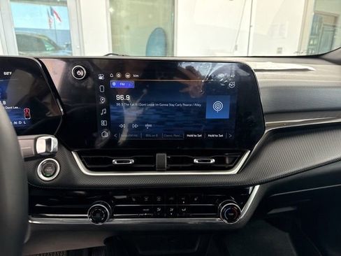 Used 2025 Chevrolet Equinox LT w/ Safety and Technology Package FWD image 23