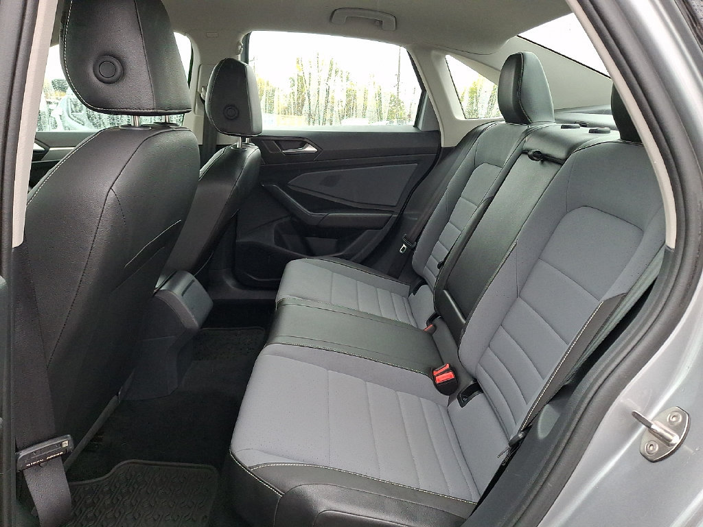 Used 2025 Volkswagen Jetta SE FWD image 13