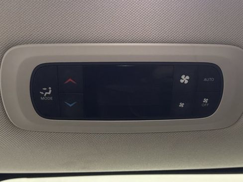 Used 2024 Chrysler Pacifica Limited FWD image 18